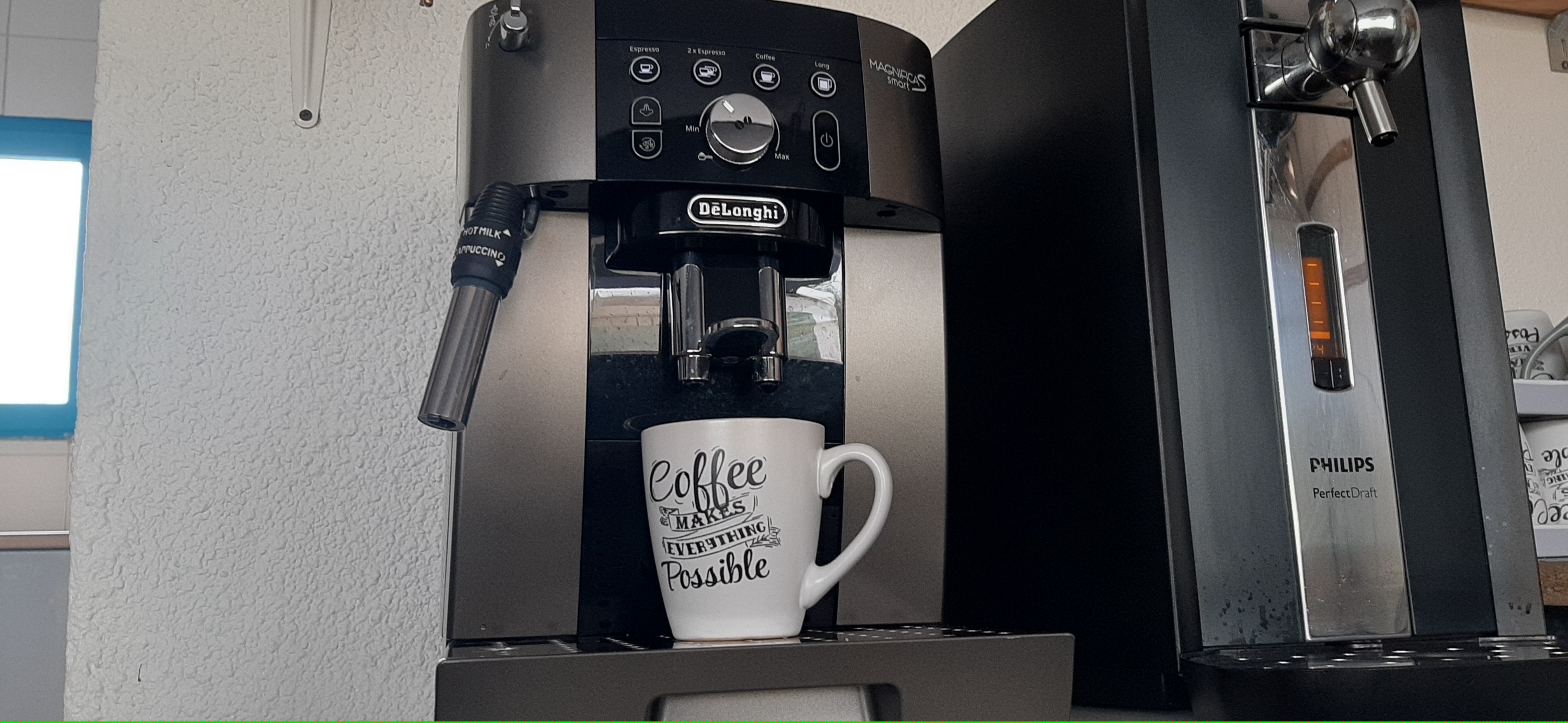 Photo de la machine à cafés et une tasse à café